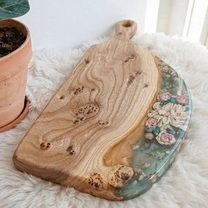 Exquisite Burl Wooden Chopping Board Features Edge <b>Clear</b> <b>Resin</b> Inlay Packed With Real Pressed Floral Blooms For Cutting Vegies - Product Image 1