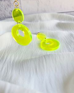 Boucles d'oreilles classiques à clip en résine colorée faites à la main pour femmes, bijoux artistiques légers et personnalisables pour les fêtes - Product Image 1