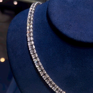 Collar de Moissanita de Diseño con Corte Esmeralda, Joyería Elegante de Aspecto Fino - Product Image 1