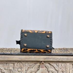 Bolso de Mano de Cuero de Lujo con Estampado de Leopardo, Asa Superior y Cierre de Cremallera - Product Image 3