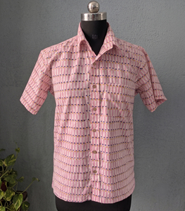 Camisa informal con botones y manga corta a rayas rosas para hombre con bolsillo para verano - Product Image 4