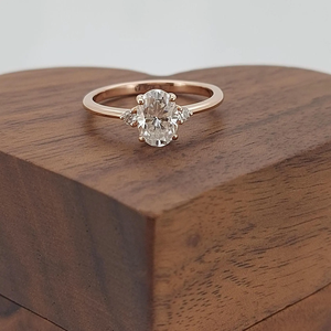 Anillo de Compromiso de Diamante de Corte Ovalado para Mujer, Oro Rosa, Estilo Clásico, Cultivado en Laboratorio - Product Image 1