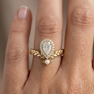 Anillo de Perlas Botánicas con Banda de Hojas y Diamante de Corte Pera Cultivado en Laboratorio, Oro Sólido de 14K, Joyería Perfecta para Boda o Compromiso para tu Pareja - Product Image 4