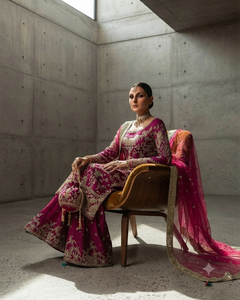 Robe de mariée traditionnelle longue en soie brodée marron pour femme, avec détails dorés et dupatta - Product Image 6