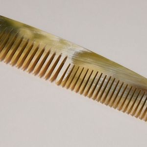 Peigne démêlant à dents larges en corne de buffle naturelle pour cheveux bouclés, antistatique, fait main, outil de soin capillaire, vente en gros - Product Image 3