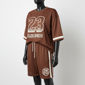 Conjunto de pantalón corto de malla de poliéster de secado rápido de alta calidad, 230 GSM, color marrón beige con panel de rayas en contraste, corte holgado, logotipo con transferencia térmica. - Product Image 3