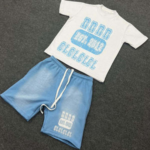 Ensemble de survêtement streetwear personnalisé pour homme, deux pièces coupe ample et épaisse, comprenant un t-shirt imprimé sérigraphié et un short, avec appliques et patchs effet usé - Product Image 2