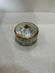 Caja de joyería de moda hecha a mano, recién llegada, pequeña, de latón con incrustaciones de nácar, caja de sindoor de latón y nácar para uso divino y nupcial. - Product Image 3