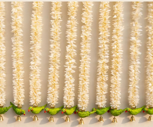 Guirnaldas de Jazmín Blanco Hechas a Mano con Loros y Campanas, Decoración para Bodas Indias, Decoración para Diwali, Fondo para Pooja Mandir, Decoración Étnica - Product Image 1