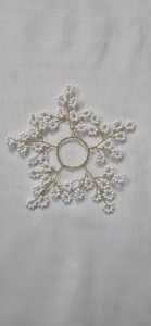 Ornement flocon de neige blanc fait main avec cadre en fil doré pour la décoration de Noël à la maison - Product Image 1