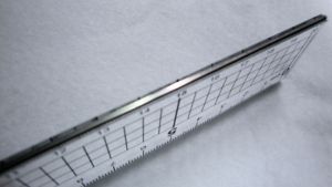 Regla Recta de Plástico TM0199 con Borde Metálico de 20-40 cm, Precio Competitivo, Herramienta de Corte Segura para un Corte Suave - Product Image 4