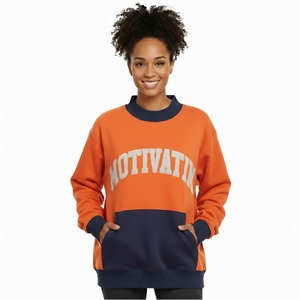 Sweat-shirt surdimensionné à col roulé pour femme, en tissu éponge, avec blocs de couleur orange et bleu marine, imprimé « Motivation », poches, manches longues, tricoté sur le devant - Product Image 1
