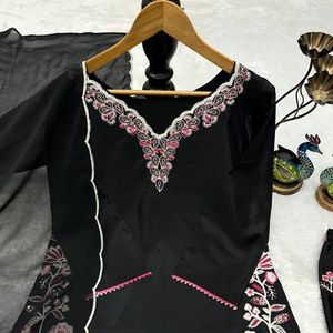 Top de crepé francés pesado de diseñador con bordados, con pantalón a juego y dupatta de georgette de zorro pesado con encaje bordado para mujer - Product Image 1