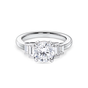 Anillo de compromiso trilogía redonda con diamante cultivado en laboratorio de 1+ quilates y piedras laterales en oro amarillo, blanco, rosa y platino de 18 quilates - Product Image 1