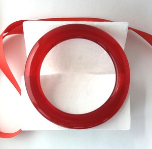 Nouveau bracelet en résine rouge sang premium, léger, confortable à porter, artistique et élégant. - Product Image 3