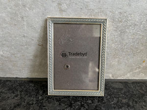 Cadre photo en métal élégant fait main, accent de décoration de luxe par Tradebyd - Product Image 2