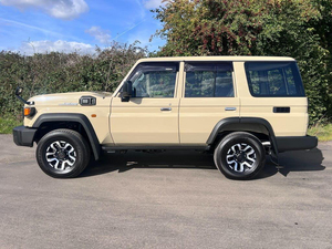 ใช้สำหรับรถกระบะดับเบิ้ลแค็บ 4x4 ซีรีส์ 79 ปี 2023 พวงมาลัยซ้าย ภายในหุ้มหนังสีเข้ม หลังคาซันรูฟแบบพาโนรามา - Product Image 3