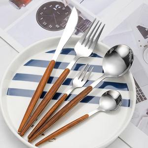 Ensemble de couverts élégants en argent avec manche en bois pour les repas quotidiens à la maison, les occasions spéciales et l'utilisation professionnelle. - Product Image 4