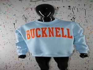 Sudadera con Capucha BUCKNELL Azul Cielo para Hombre, 100% Algodón, Apliques Bordados en Naranja, Cuello Ancho, Estilo Vintage, Secado Rápido, Transpirable - Product Image 2