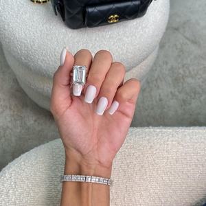 Bague de fiançailles en diamant de laboratoire taille émeraude 12 carats pour femme |   Bague de mariage solitaire avec halo caché certifiée IGI |   Or 18 carats - Product Image 4