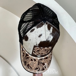 Casquette Trucker Unisexe Style Western Marron en Cuir de Vachette avec Visière en Cuir Façonné à la Main et Motifs Floraux en Relief, Dos en Maille, 6 Panneaux - Product Image 1