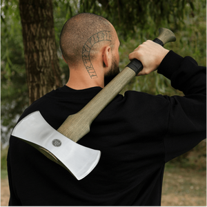Hache de combat médiévale viking de haute qualité avec manche en bois texturé long et revêtement en cuir croisé, et housse de tête d'hache fonctionnelle pour la chasse - Product Image 5