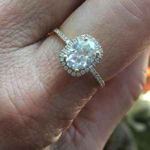 แหวนหมั้นมอสซาไนต์ทรงฮาโล่ รับรองคุณภาพ เงินแท้ 925 ชุบทอง 14K แหวนแต่งงานสำหรับผู้หญิง - Product Image 1