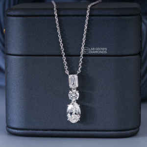 Pendentif de luxe en or blanc 14 carats avec moissanite multi-formes pour femme, orné d'émeraudes ovales et de pierres rondes, poids total 2,63 carats - Product Image 4