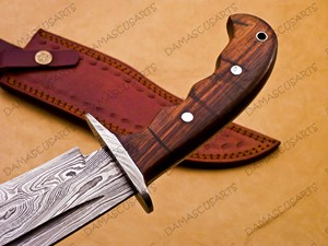 Herramienta Utilitaria de Acero de Damasco Hecha a Mano OEM con Mango de Madera y Funda Protectora de Cuero - Product Image 3