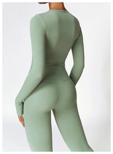Ensemble de yoga élégant et de qualité supérieure pour femmes, tenue d'entraînement extensible et respirante - Product Image 4