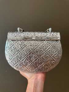 กระเป๋าคลัทช์งานแฮนด์เมด รูปทรงไม่สมมาตร ขนาดสั่งทำพิเศษ ทำจากทองเหลือง สลักลายสวยงาม สำหรับงานปาร์ตี้ ราคาสบายกระเป๋า โดย Universal Overseas - Product Image 2