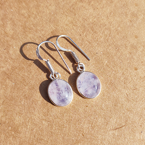 Boucles d'oreilles créoles en laiton avec pierres précieuses naturelles, faites à la main, forme classique, bijoux tendance pour le quotidien, les fêtes et les mariages – Grande Vente - Product Image 2