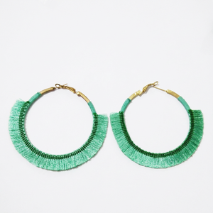 Boucles d'oreilles créoles faites à la main en fer et verre, avec perles et pompons, personnalisables en gros (OEM/ODM) DECORYUG - Product Image 3