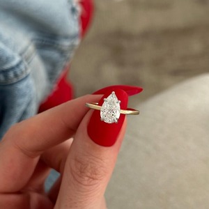 Bague de fiançailles tendance en or 18 carats bicolore avec diamant de laboratoire taille poire et halo caché, idéale pour une demande en mariage - Product Image 1