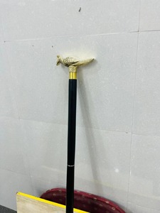 Canne de marche en bois de rose poli avec poignée en forme d'oiseau paon et détails en laiton, pour la Saint-Valentin, la remise des diplômes, ou comme décoration murale - Product Image 3