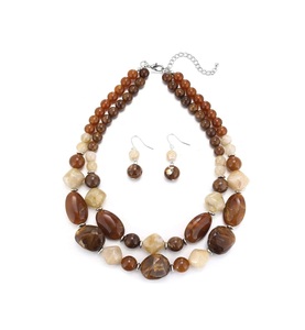 Nouveau Collier de Perles en Résine Rouge pour Femme, Bijou Tendance Plaqué Or, Chaîne pour Fête et Occasions Spéciales, Modèles de Colliers pour Femme - Product Image 4