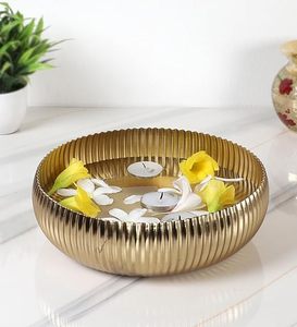 Bougeoir décoratif en métal côtelé doré avec fleurs flottantes pour une décoration de mariage glamour - Product Image 4