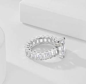 Anillo de Plata con Esmeralda Blanca Tallada en Forma de I, Joyería Fina - Product Image 2