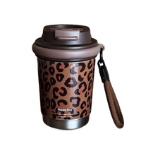 Mug de voyage isotherme en céramique à imprimé léopard avec sangle décorative, tasse portable esthétique pour femme, logo personnalisé, vente en gros