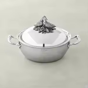 Marmite profonde en cuivre martelé fait main, avec couvercle décoratif en laiton motif feuille de chêne et double poignée en laiton - Product Image 2