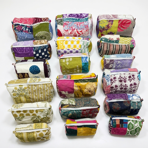 Juego de 3 bolsas acolchadas de tela reciclada con un toque artesanal, ideales para viajes, almacenamiento, regalos, boutiques y venta al por menor. - Product Image 1