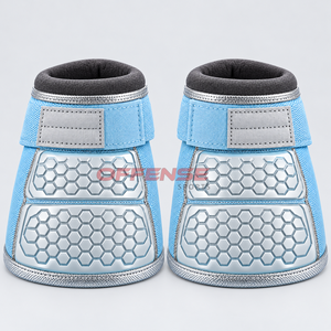 Modernas botas de protección para caballos diseñadas con materiales flexibles y duraderos y correas ajustables para un rendimiento fiable en el entrenamiento. - Product Image 1