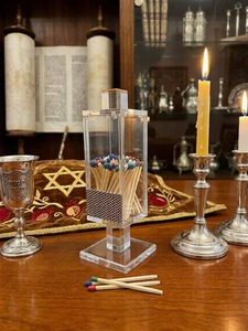 Colección Chanukah Moderna y Elegante, Personalizable, Transparente, para Caja de Cerillas de Acrílico, Elegante Soporte de Besamim Judío de Lucite - Product Image 1