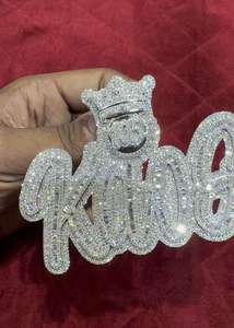 จี้ฮิปฮอปดีไซน์หรูหรา ชุบโรเดียม ประดับเพชรโมอิสซาไนต์ VVS ทรงบริลเลียนต์ ตัวเรือนแบบกรงเล็บ ทนทาน คุณภาพสูง ผลิตในห้องปฏิบัติการ - Product Image 4