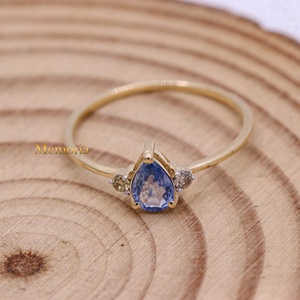 Bague de fiançailles en or jaune massif 14 carats avec saphir bleu naturel taille poire et accent de diamant, 3 pierres, Memoria Jewels, vente en gros - Product Image 6