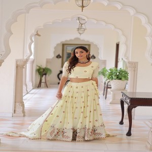 Conjunto de Lehenga de Seda VASTRA COTTAGE con Lentejuelas, Bordado Zari, Blusa Lehenga Cosida, Dupatta Bordada con Borde de Encaje - Product Image 3