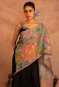 NOIIR PIGEON Saree noir en satin pour femme, imprimé Kalamkari, broderie à la main de perles et de sequins, séchage rapide, sans plis - Product Image 3
