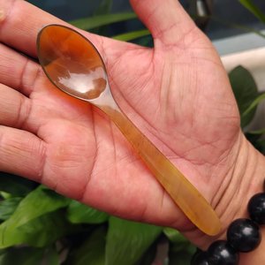 Cuillère en corne de buffle naturelle, fabriquée à la main et polie, idéale pour servir des épices, des condiments ou pour une utilisation décorative à table, de haute qualité - Product Image 5