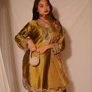 Exportador Mayorista de Ropa India de Calidad Estándar para Mujer, Vestidos Modernos para Bodas y Diwali, Material de Seda Vichitra con Bordado - Product Image 1