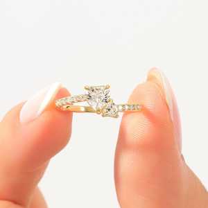 Anillo minimalista Toi Et Moi con doble diamante de corte corazón cultivado en laboratorio y oro macizo de 14K, regalo sorpresa de compromiso para tu pareja - Product Image 1